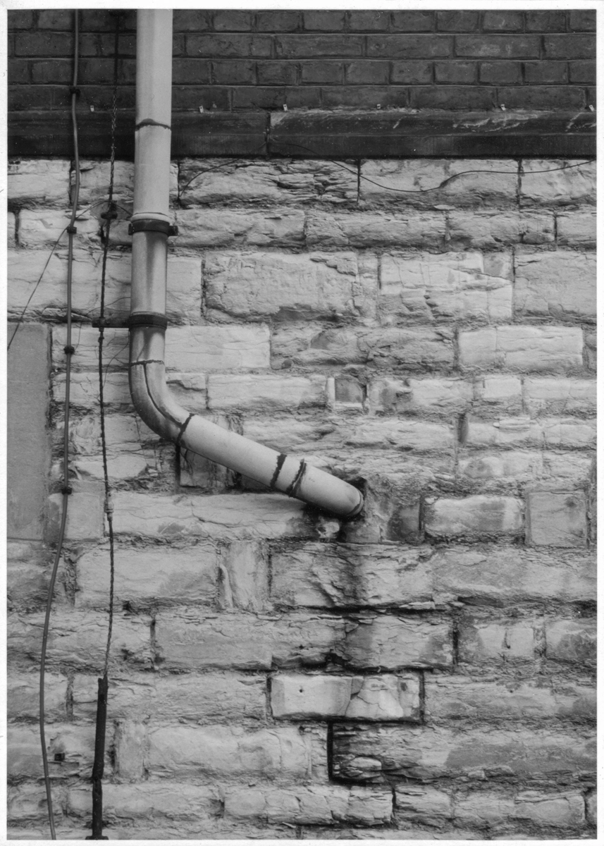 TEGG – Bild »Fallrohr« aus Bilderserie »Frühe Arbeiten – Rohre«