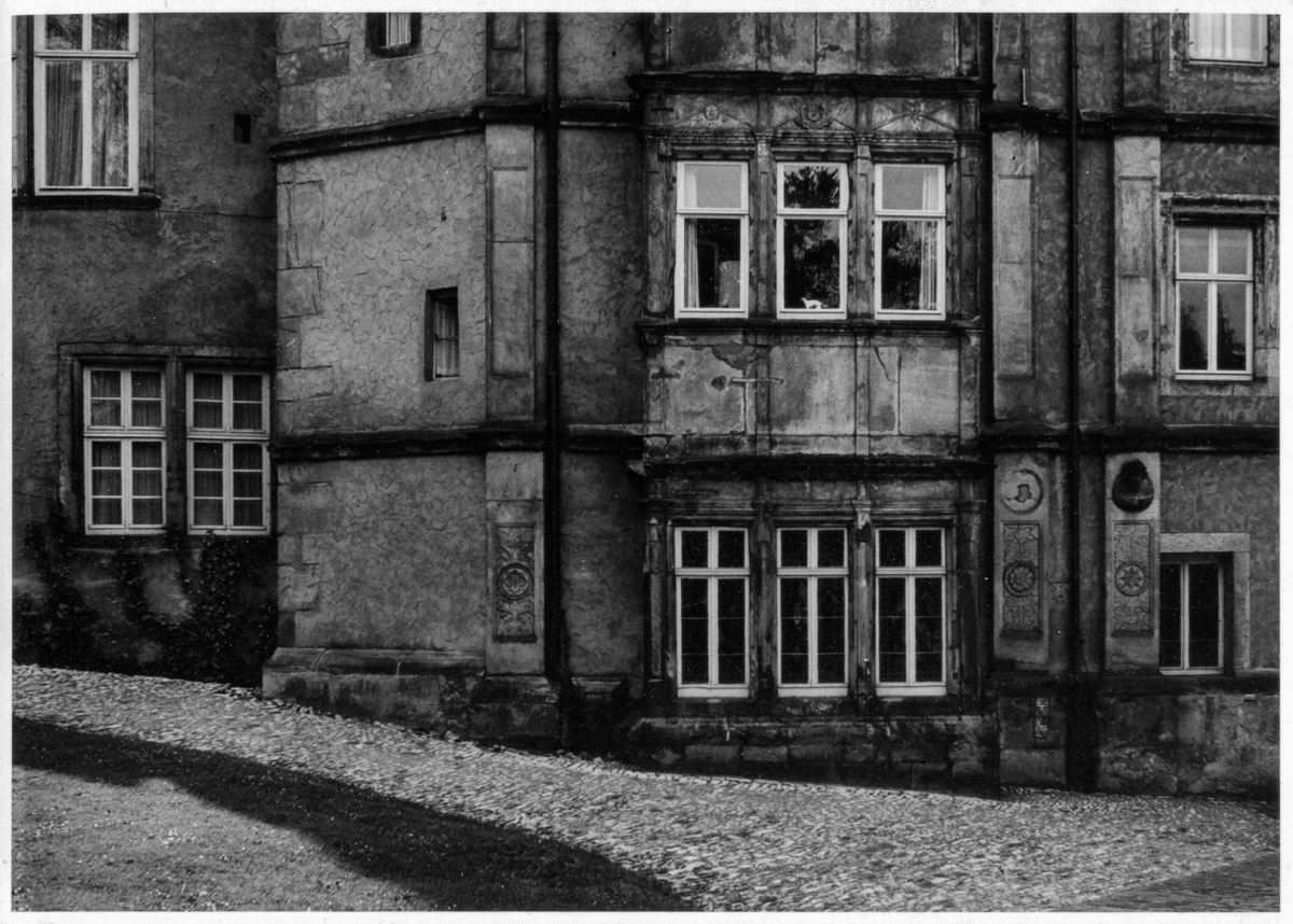 TEGG – Bild »Figur« aus Bilderserie »Frühe Arbeiten – Fassaden«