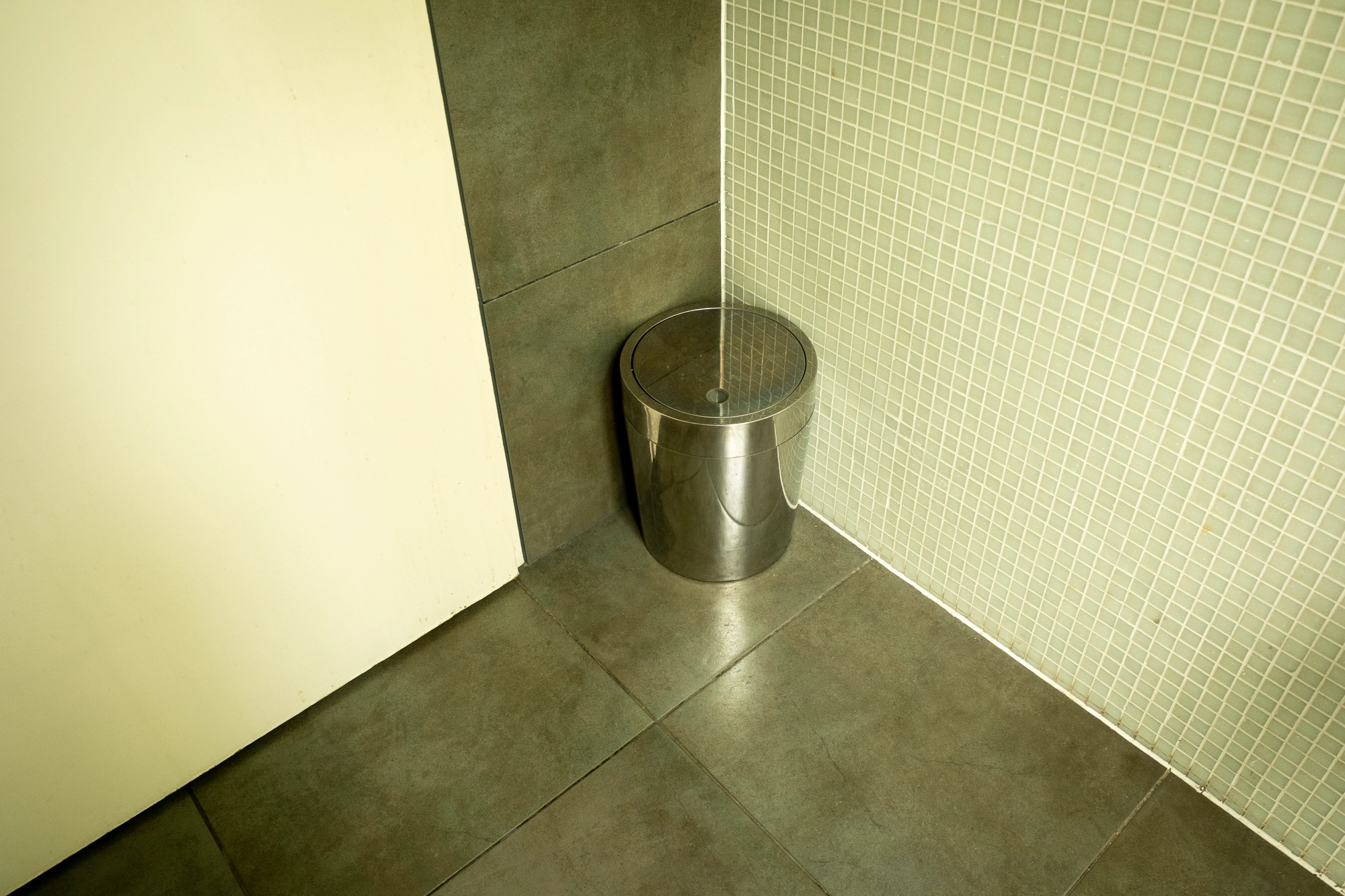 TEGG – Bild »Raumecke« aus Bilderserie »Arbeiten 2025«